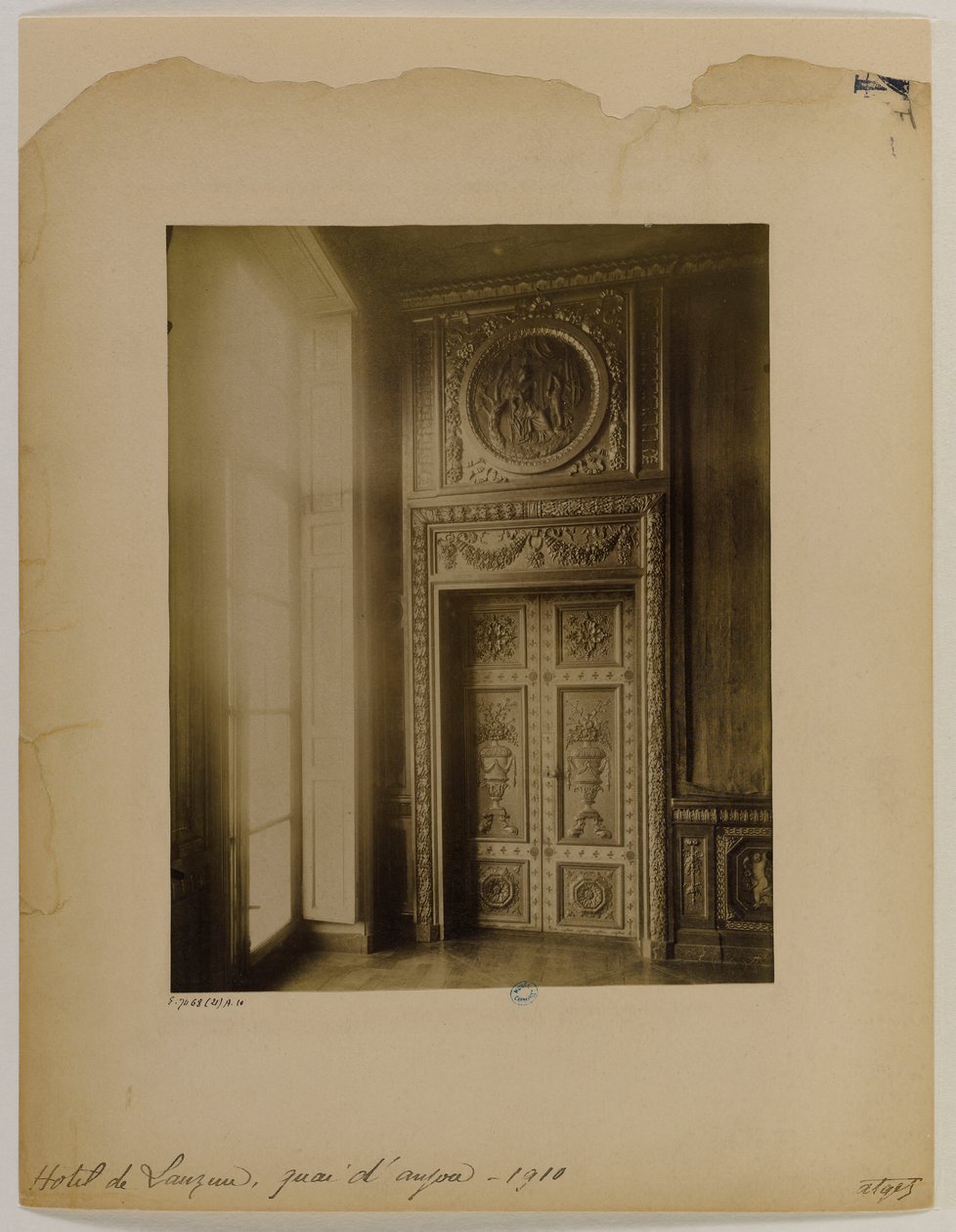 Puerta esculpida, interior, hotel Lauzun de Eugène Atget