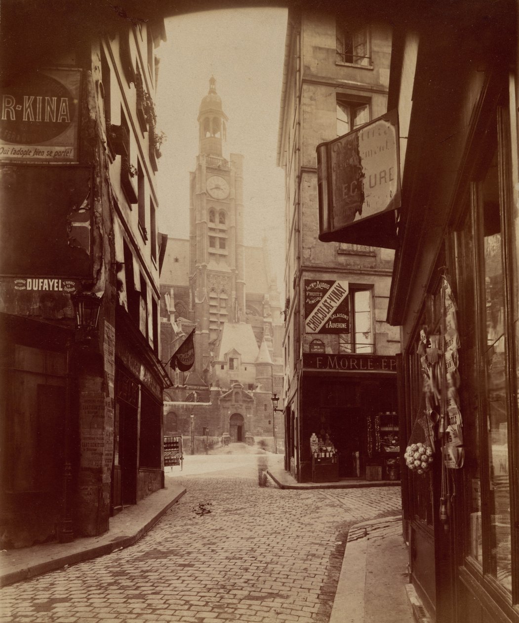 St. Etienne du Mont, rue de la Montagne Sainte Genevi√®ve (St. √âtienne du Mont, calle de la Montaña Sainte Genevi√®ve),1898 (foto) de Eugène Atget