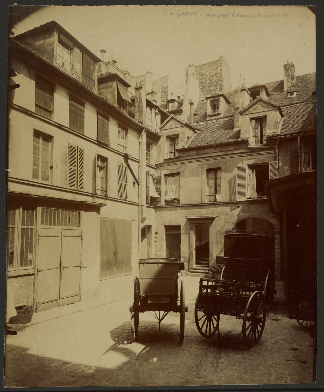 Casa antigua, Rue de Fourcy, pasaje del barrio hacia la residencia de Fourcy de Eugène Atget