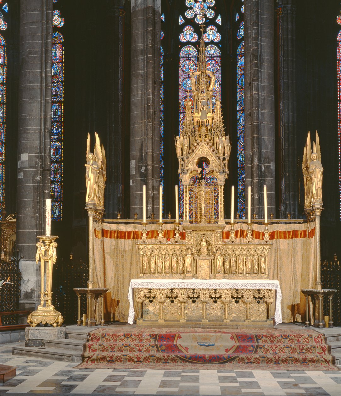 Altar Mayor en estilo neogótico, rodeado por 4 ángeles que llevan los instrumentos de la Pasión de Cristo con un tabernáculo coronado por una aguja decorada elaboradamente de Eugene Emmanuel Viollet le Duc