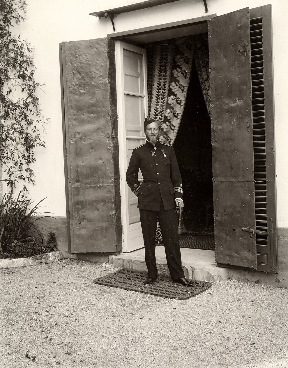 Retrato de un hombre uniformado en la granja Lo Zucco, Sicilia, 1900 de Eugenio Interguglielmi