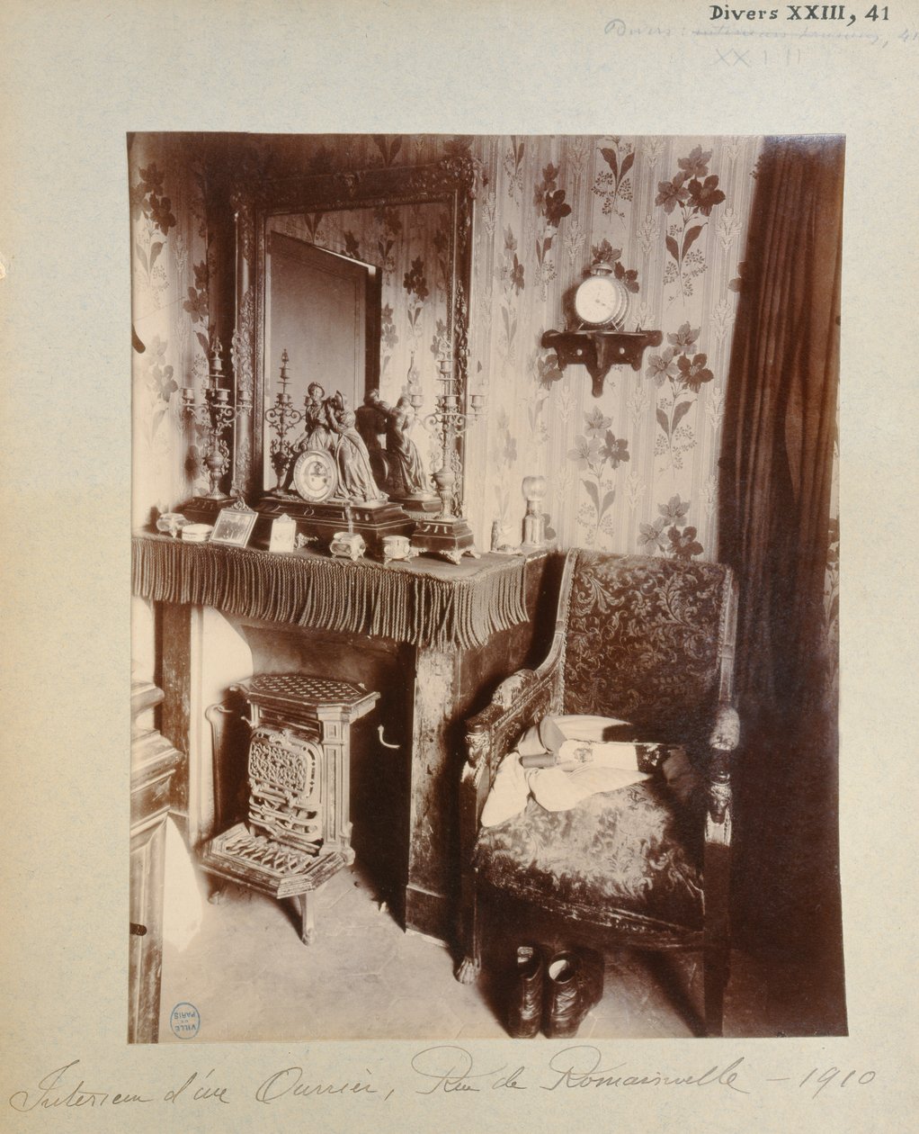 Interior de una casa de clase trabajadora en la rue de Romainville, París, 1910 de Eugène Atget