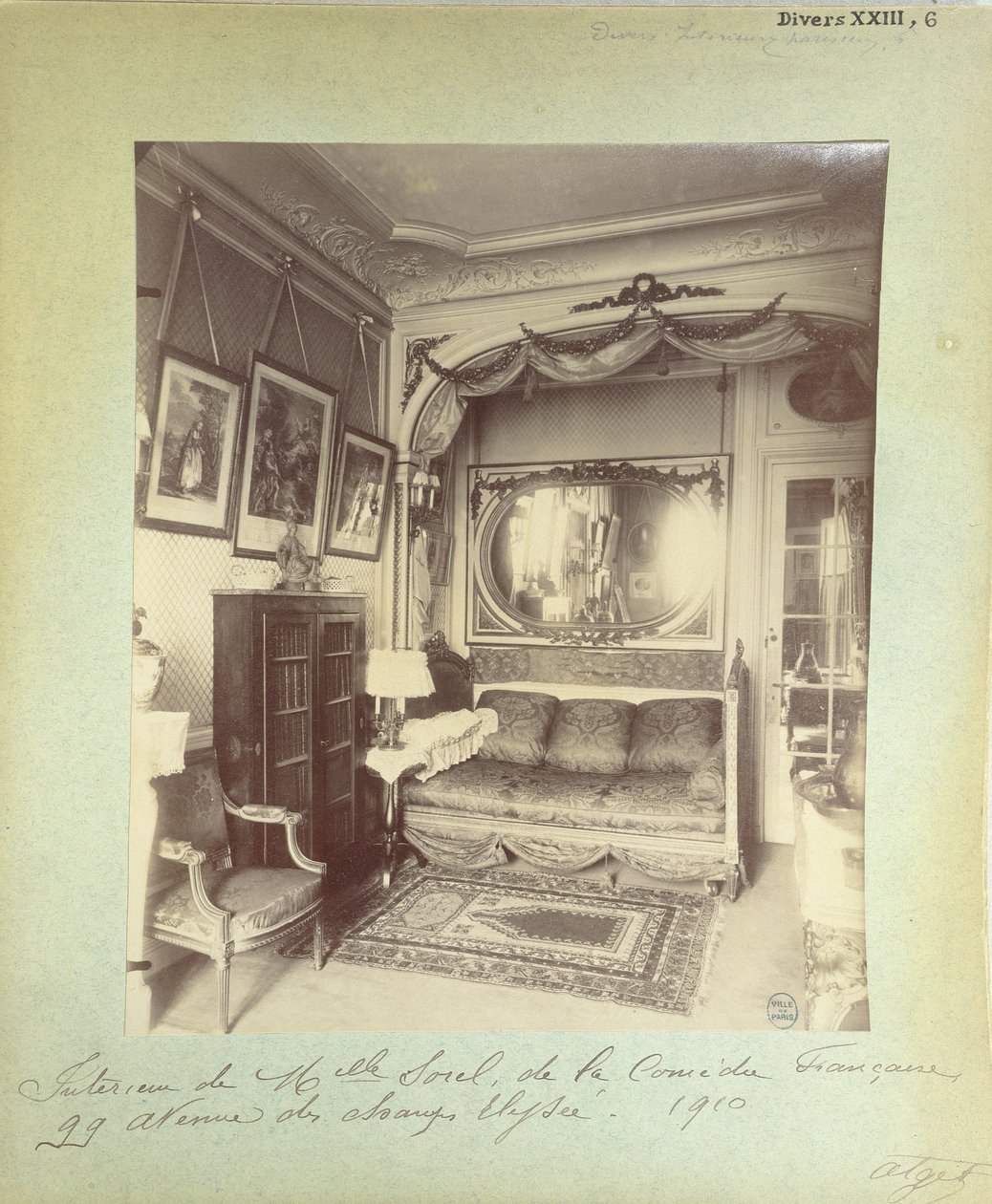 Interior de la casa de Cecile Sorel en la Avenida de los Campos Elíseos, 1910 de Eugène Atget