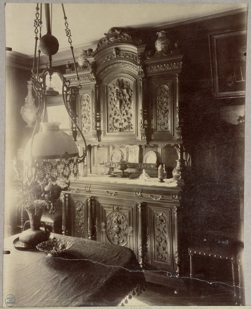 Interior de la casa de un empleado en las tiendas del Louvre, rue St. Jacques, París, 1910 de Eugène Atget