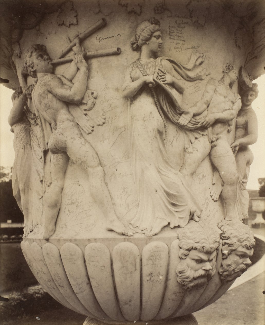 (detalle) de un jarrón en Versalles de Eugène Atget