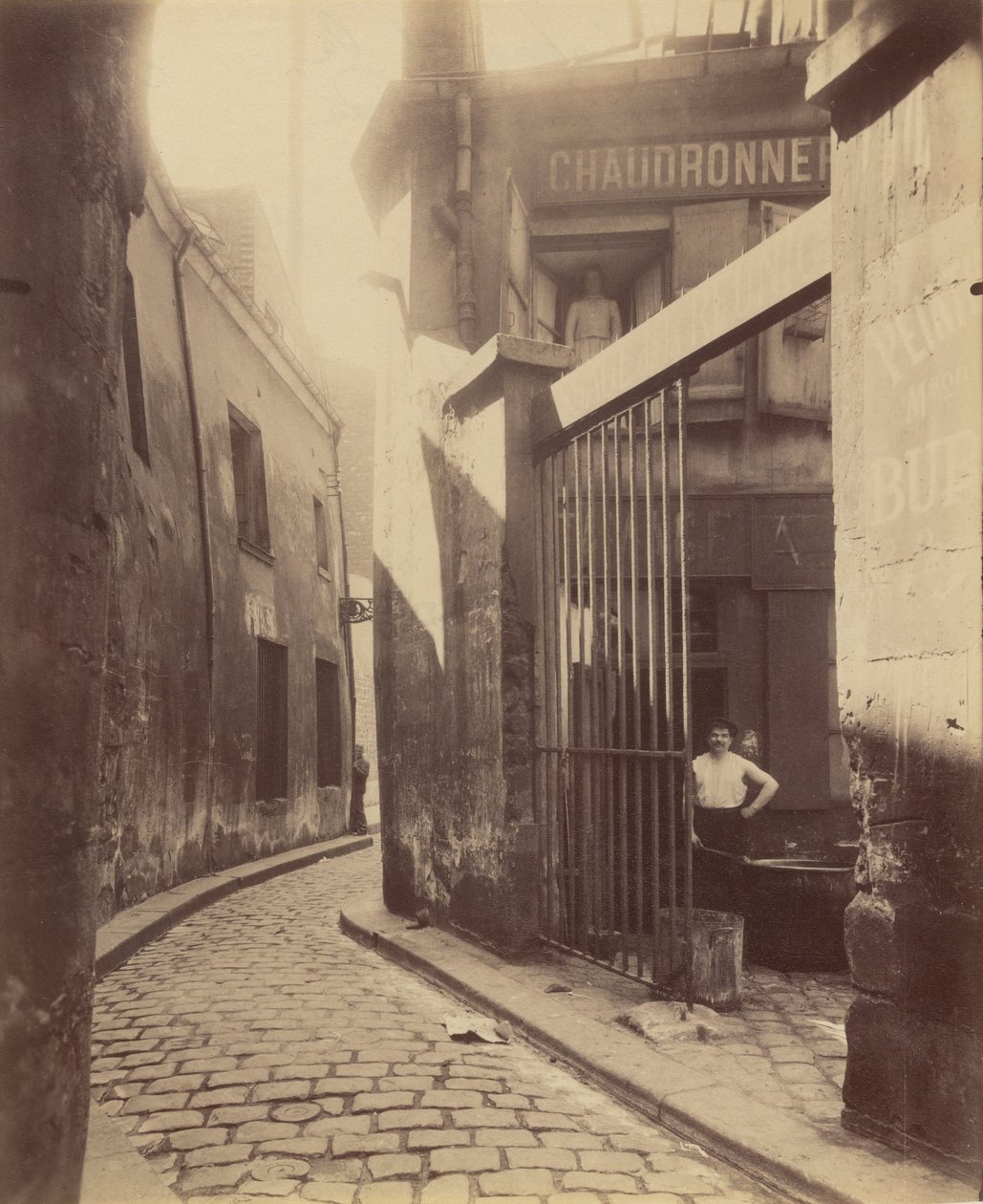 Taller de metalurgia, passage de la Réunion de Eugène Atget