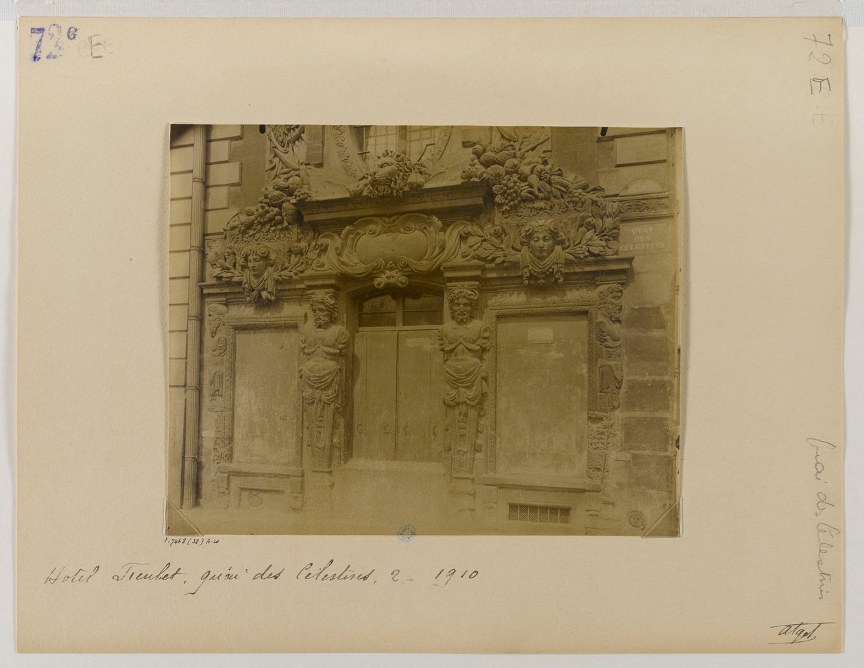 Puerta, fachada a la calle, hotel de Fieubet (hotel de la Valette, escuela Massillon), 2 quai des Célestins, 4º arrondissement, París de Eugène Atget