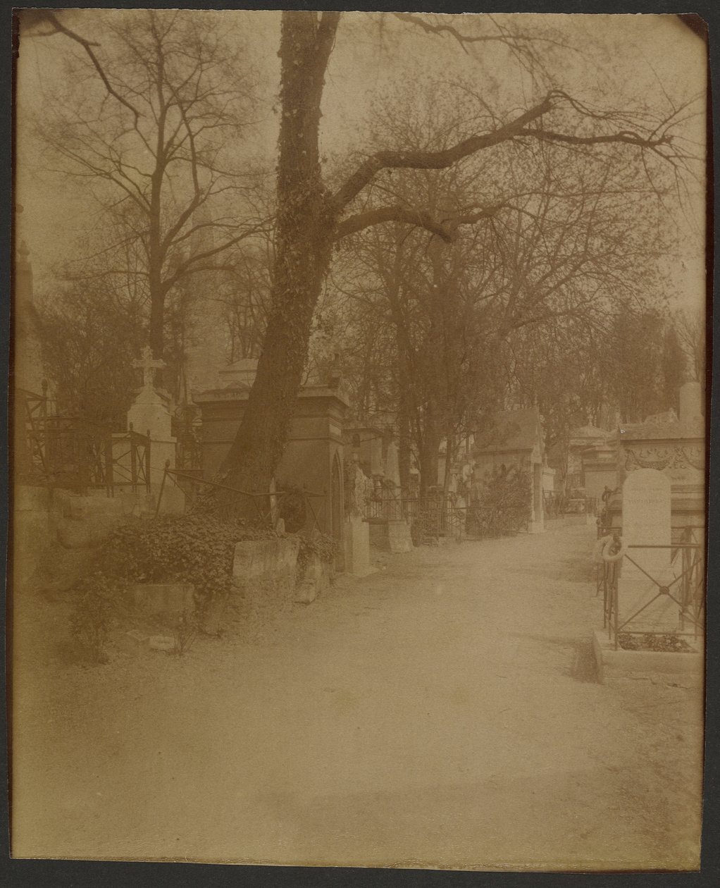 Père Lachaise de Eugène Atget