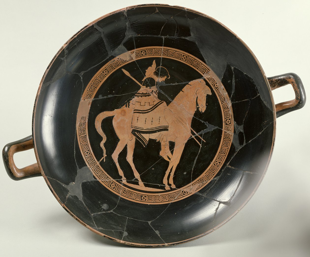 Copa de figuras rojas áticas que representa a un jinete a caballo (cerámica) de Euphronios