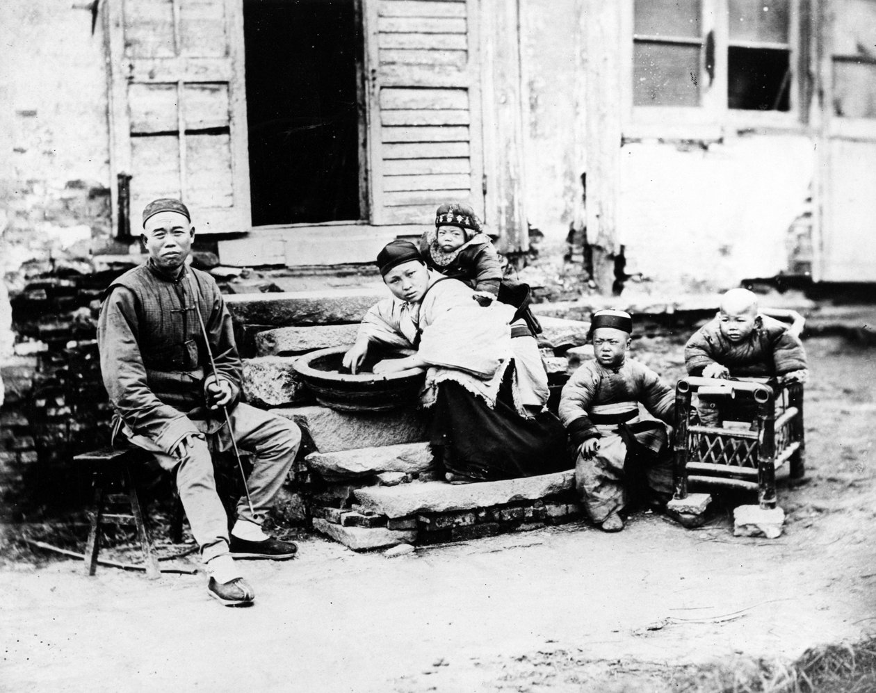 Escena familiar china, c.1870s de European Photographer