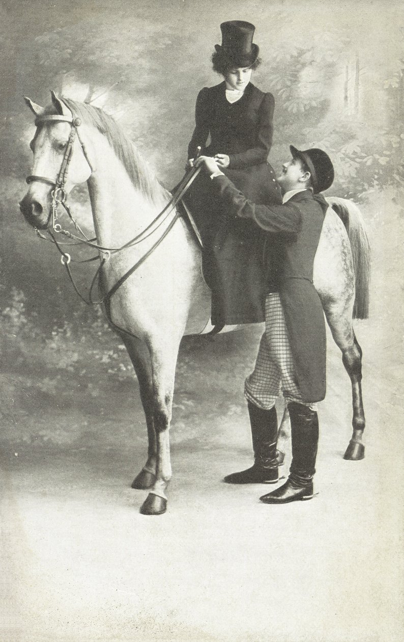 Mujer y hombre en traje de montar (foto b/n) de European School