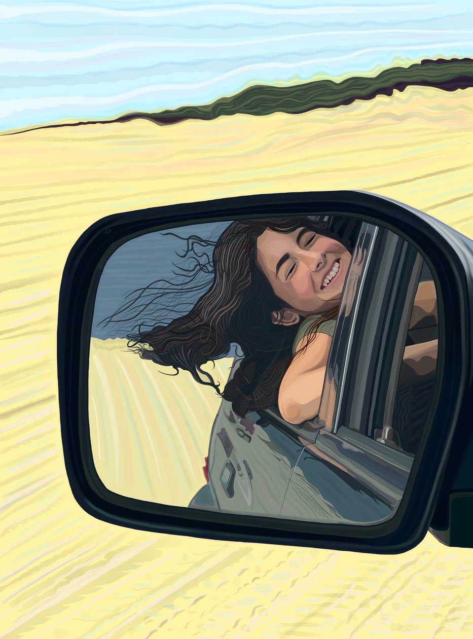 Mujer joven sonriendo en el espejo retrovisor de un coche conduciendo por la playa (arte digital) de Evan Sklar