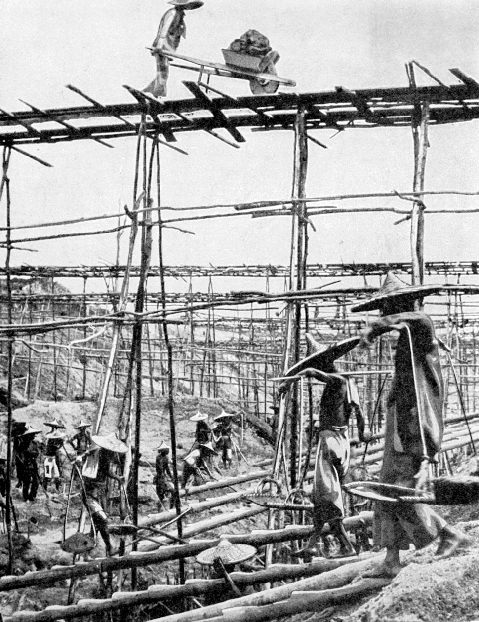 Métodos primitivos en el distrito de estaño más rico del mundo, Taiping, China, 1936 de Ewing Galloway