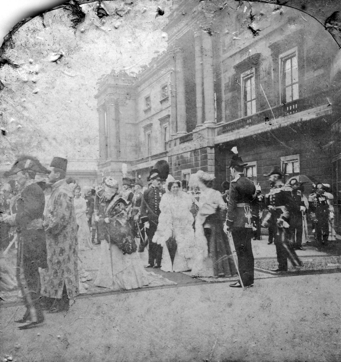 Revisión de tropas indias y coloniales por SM el Rey, Palacio de Buckingham, Londres de Excelsior Stereoscopic Tours
