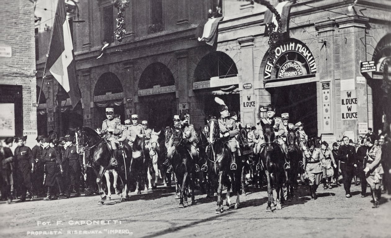Álbum "Duce": Benito Mussolini a caballo desfilando por las calles de Ferrara (foto en b/n) de F. Caponetti