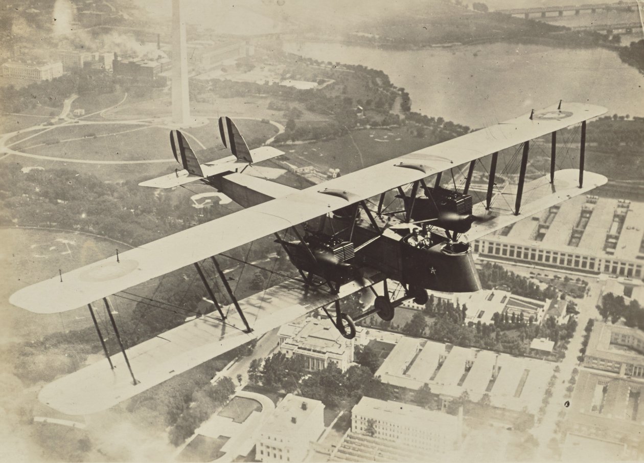 [Avión volando sobre Washington D.C.] de Fedele Azari