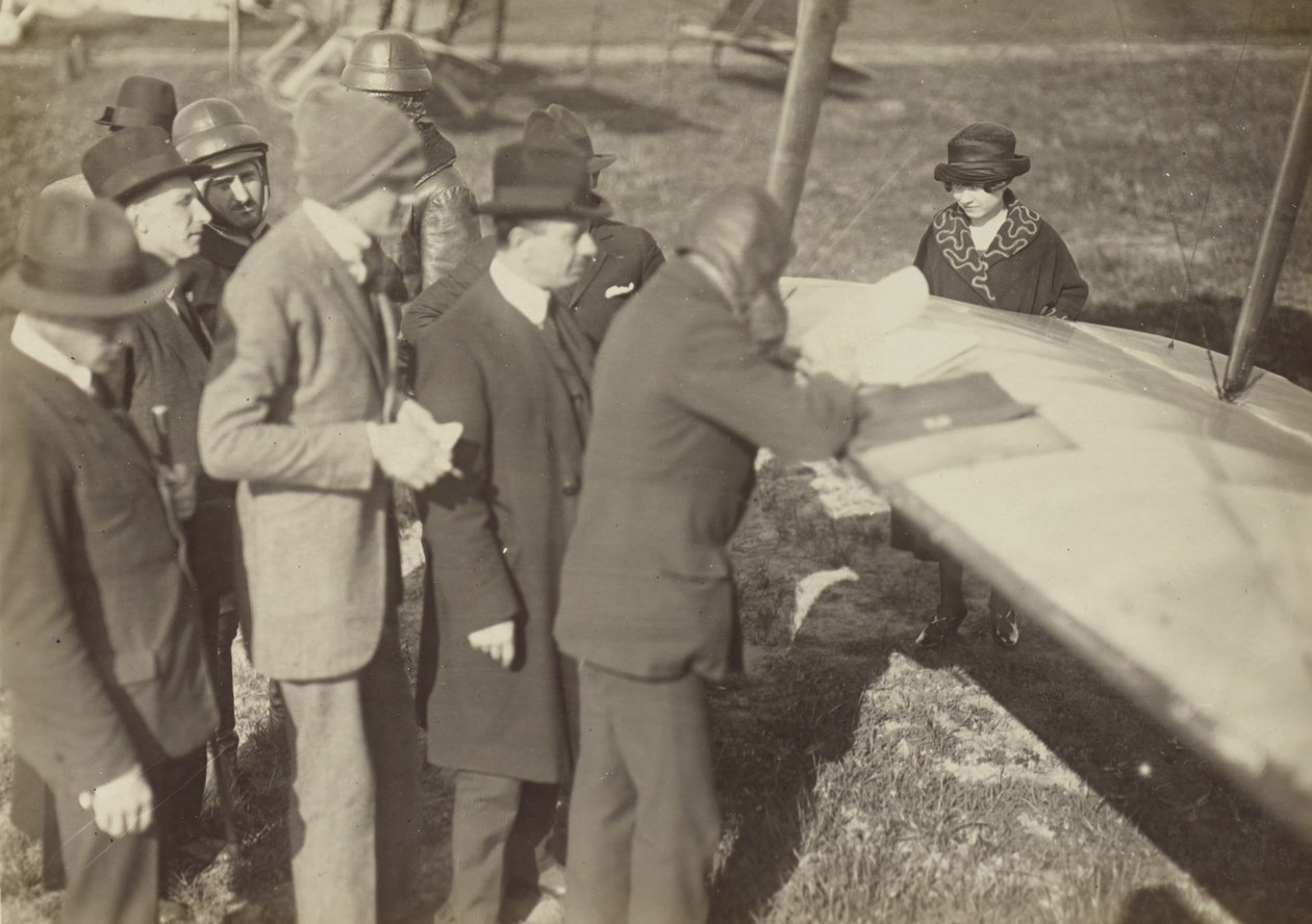 [Grupo alrededor del borde de un ala de un Caproni Ca. 3 (avión)] de Fedele Azari