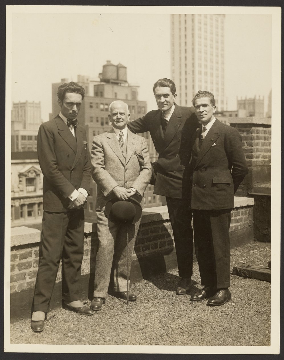 [Retrato de grupo de F. Vecchi, el Dr. Brinton, F. Azari y O.L. Foletti]. de Fedele Azari