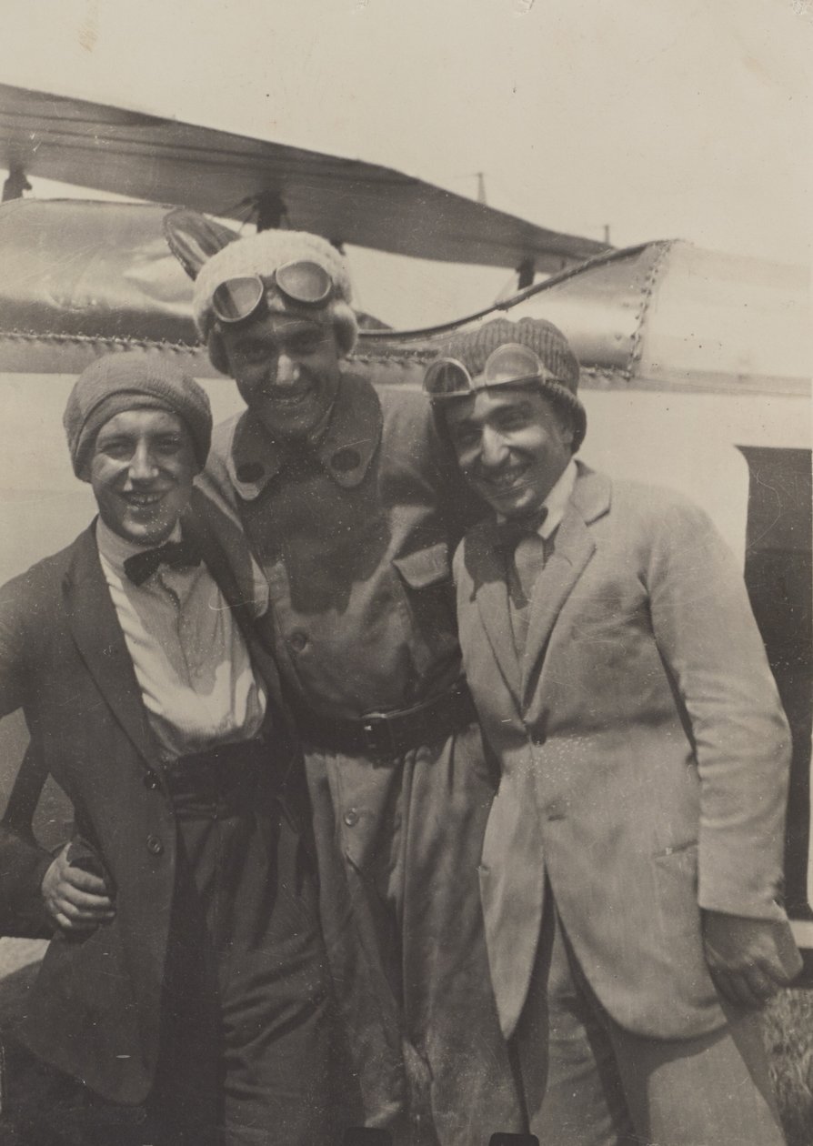 [Retrato de tres hombres sonriendo delante de un avión] de Fedele Azari