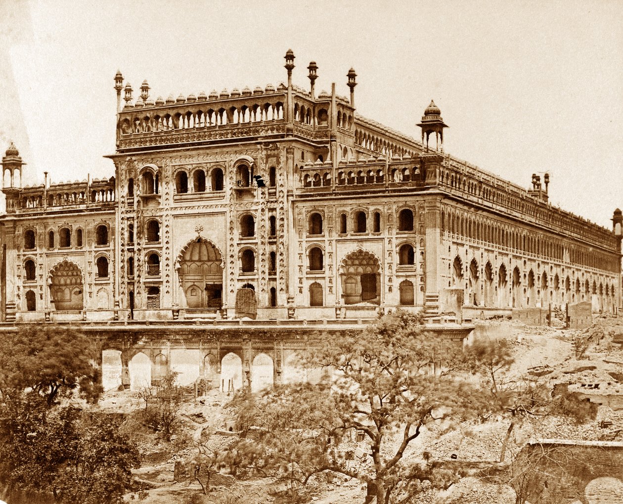 Exterior de Asoph-ou Dowlahs Emambara y terrenos, Lucknow de Felice Beato