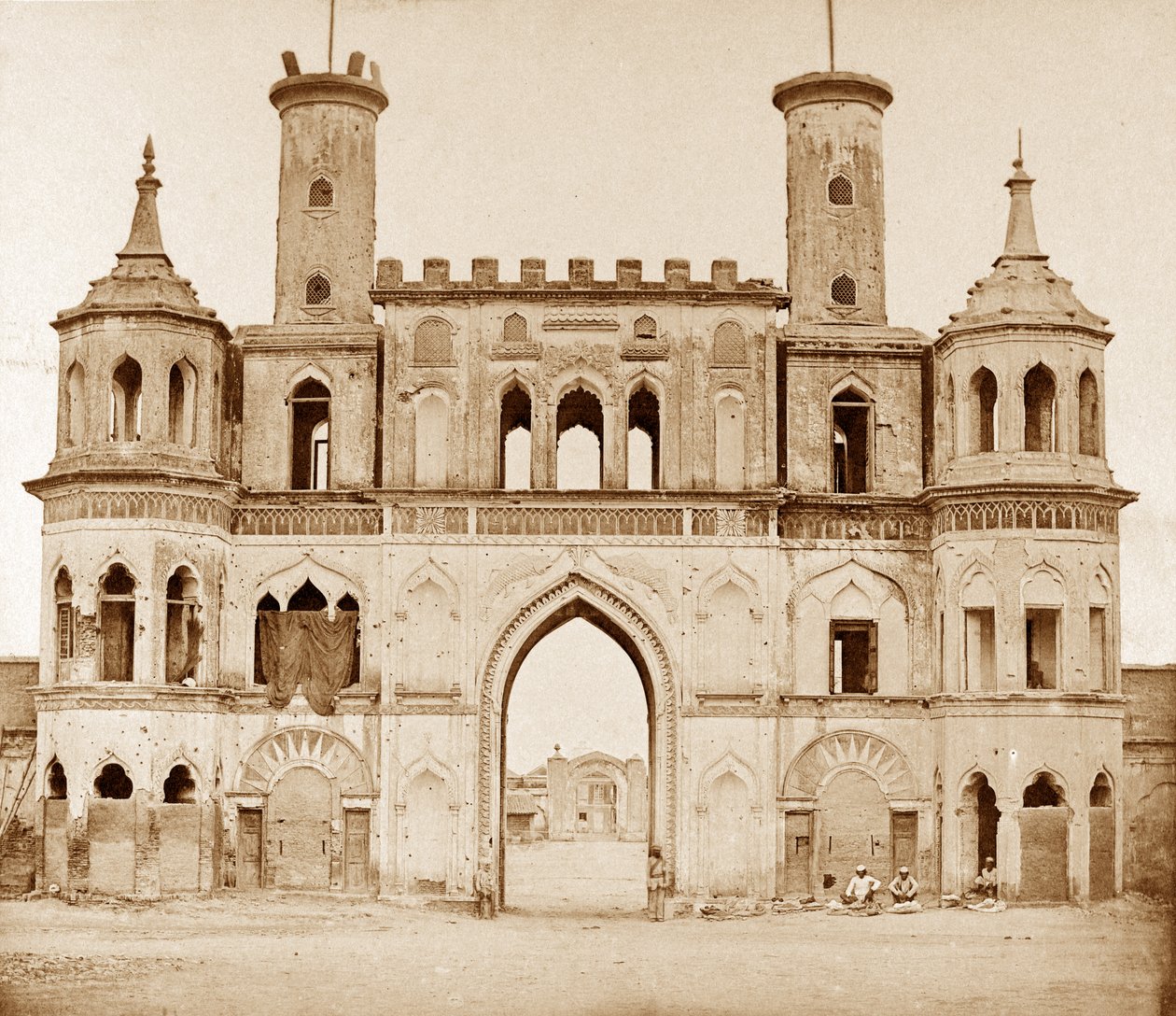 Puerta del pequeño Emaum Bara de Felice Beato