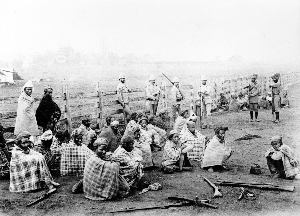 Las tropas de Wuntho Sawbwa rindiendo armas a las autoridades británicas en Wuntho, 1891 de Felice Beato