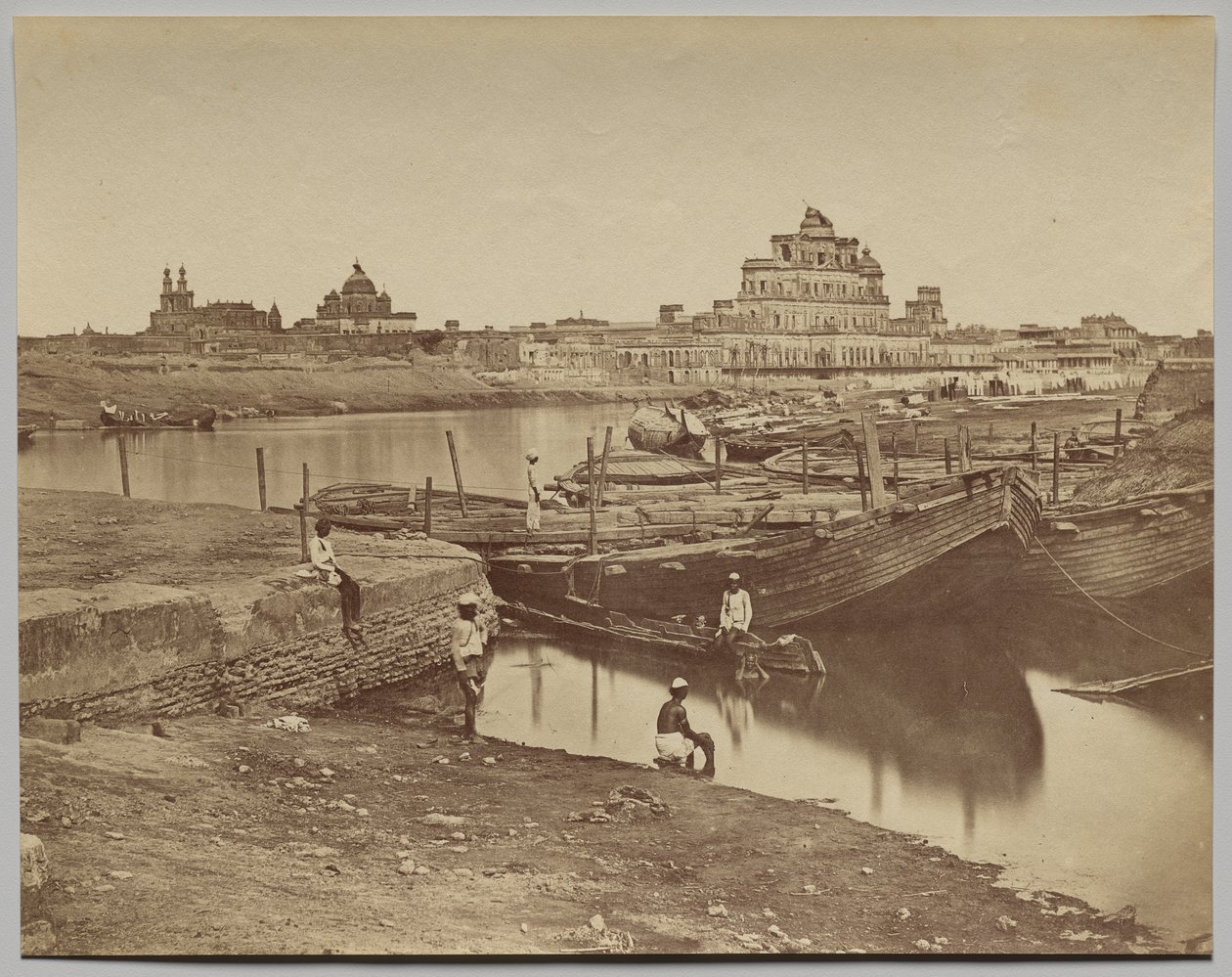 Puente de barcos sobre el río Gumti cerca de Chattar Manzil y Fusseed Bakah o Palacio Viejo de Felice A. Beato