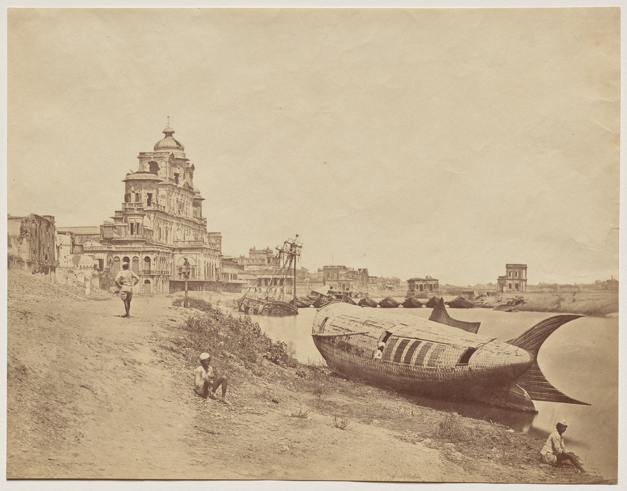 Palacio de Chutter Manzil, con el Barco del Rey en forma de pez de Felice A. Beato