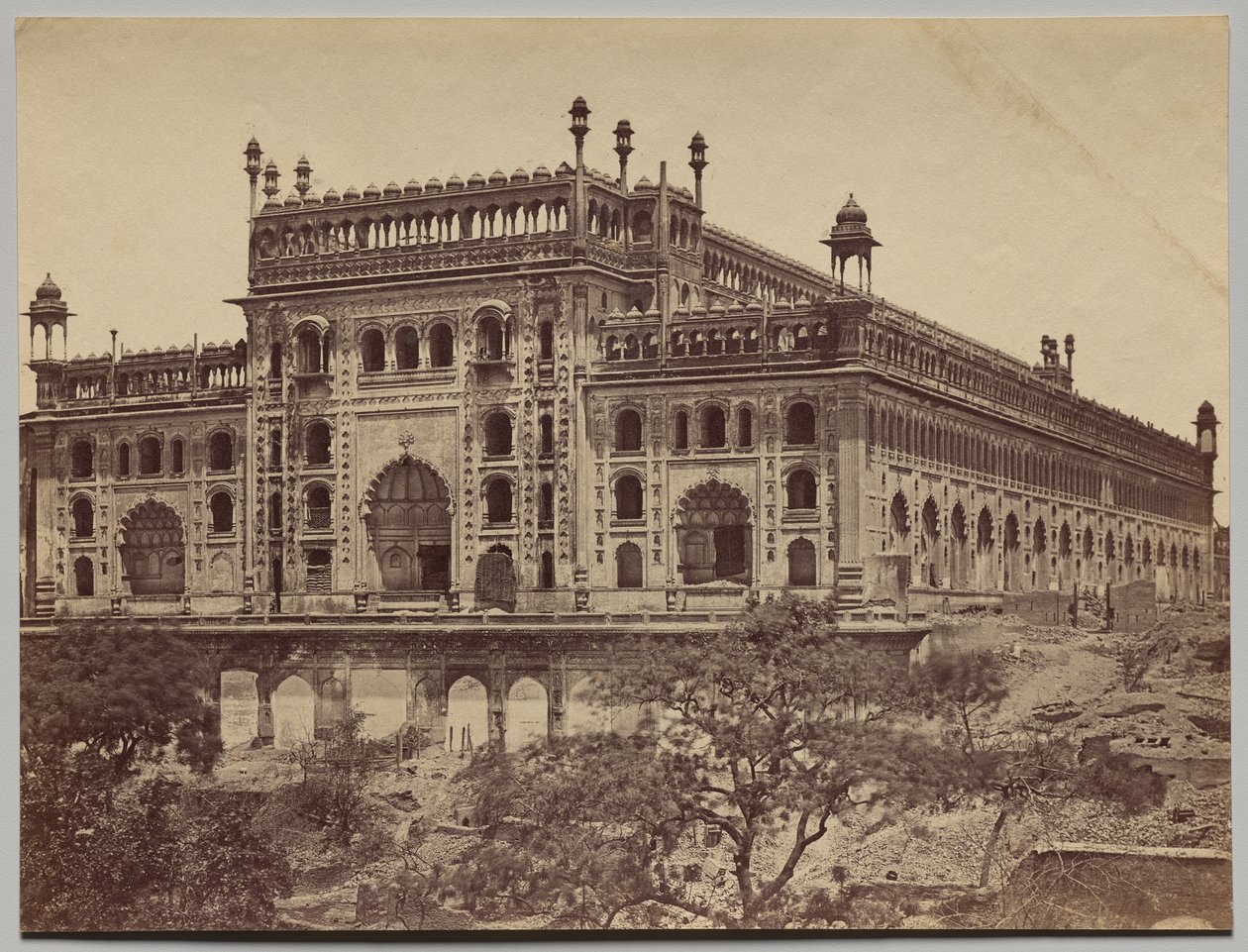 Exterior de Asaf-ud-Daula Imambara, o Tumba de Felice A. Beato