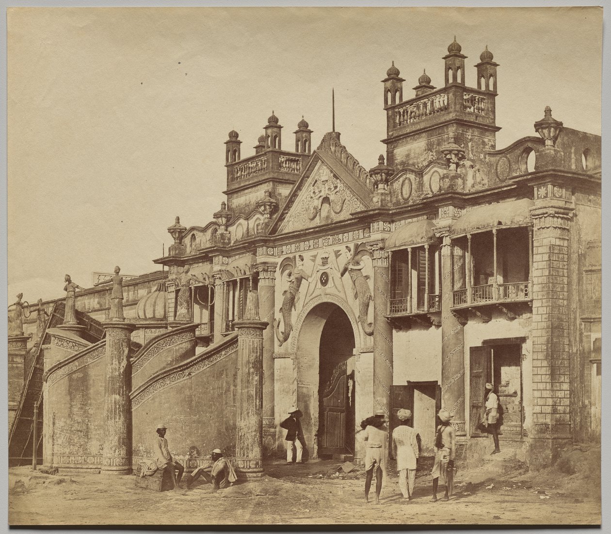 Puerta de entrada que conduce al Kaiserbagh de Felice A. Beato