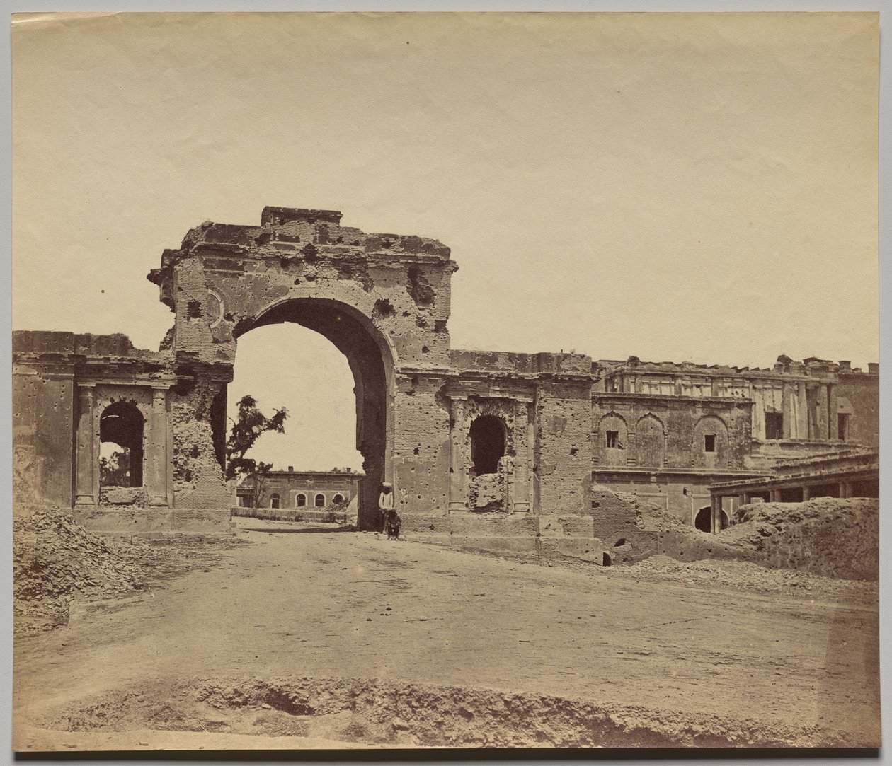 Puerta de entrada que conduce a la residencia, en poder del Capitán Aitken, 13 ° Infantería nativa de Bengala, comúnmente llamada Puerta de guardia de Bailee de Felice A. Beato
