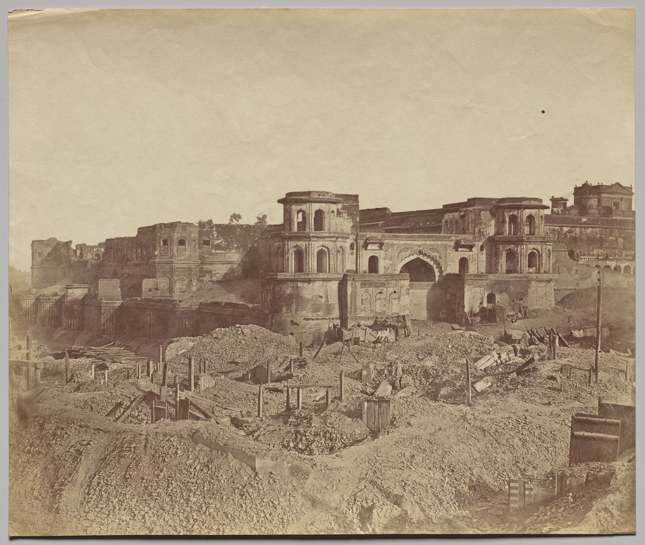 La Mucha Bawn, o la Antigua Ciudadela de Lucknow de Felice A. Beato
