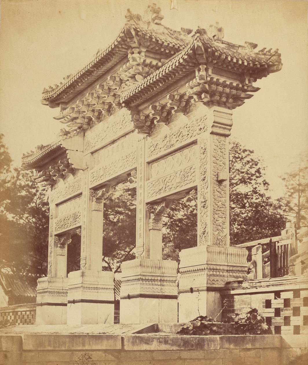 Arco en el Templo Lama cerca de Pekín, octubre de 1860 de Felice Beato