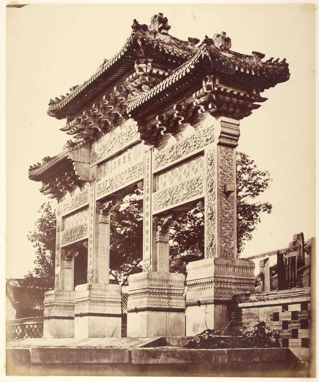 Arco en el templo de Lama, cerca de Pekín, octubre de 1860 de Felice Beato