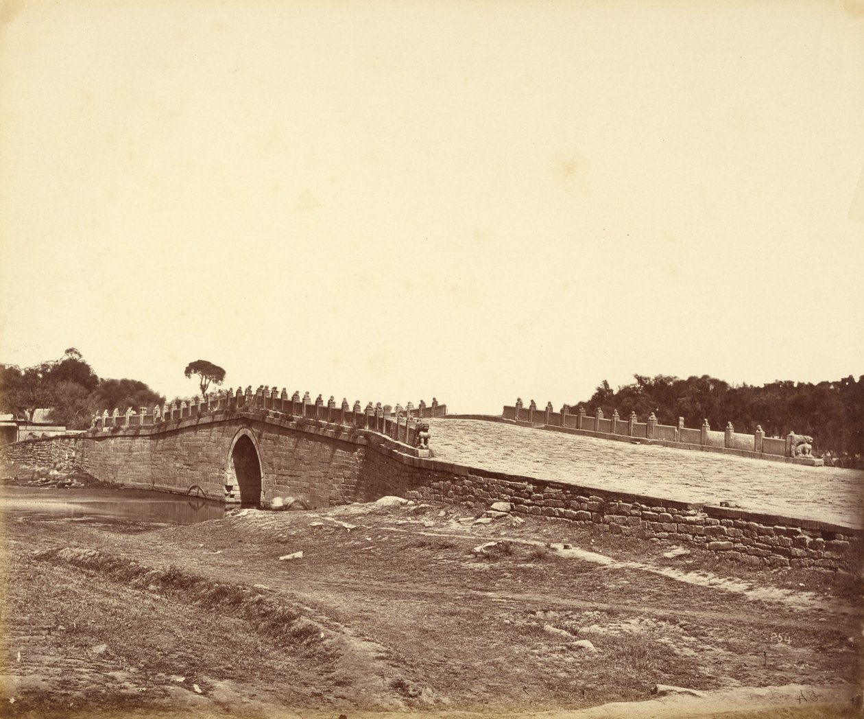 Puente de Pa-lu-chian, escenario del combate con las tropas imperiales chinas cerca de Pekín, 21 de septiembre de 1860 de Felice Beato