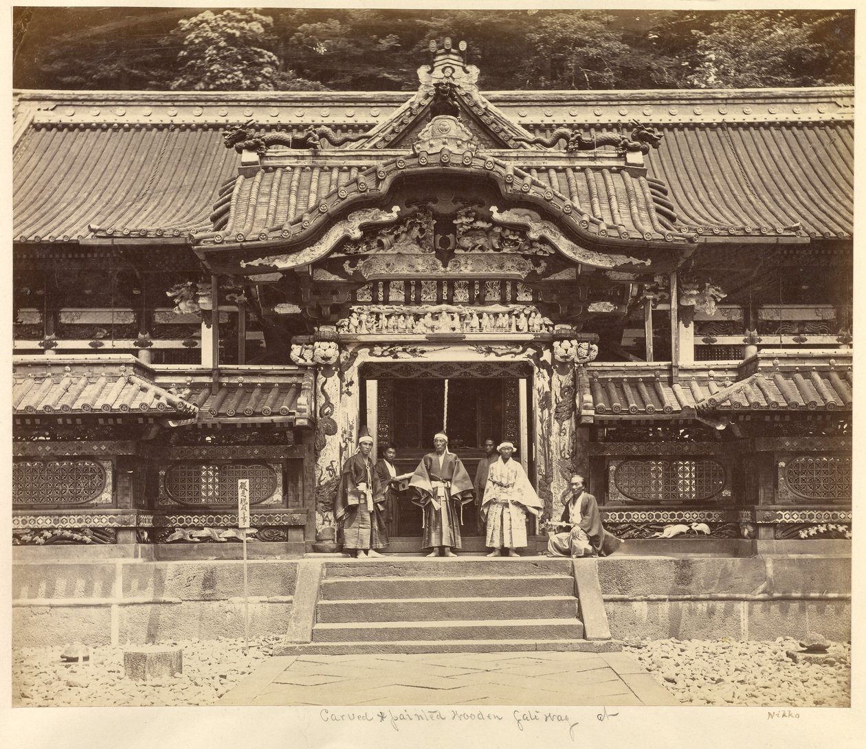 Puerta tallada y pintada en Nikko de Felice Beato