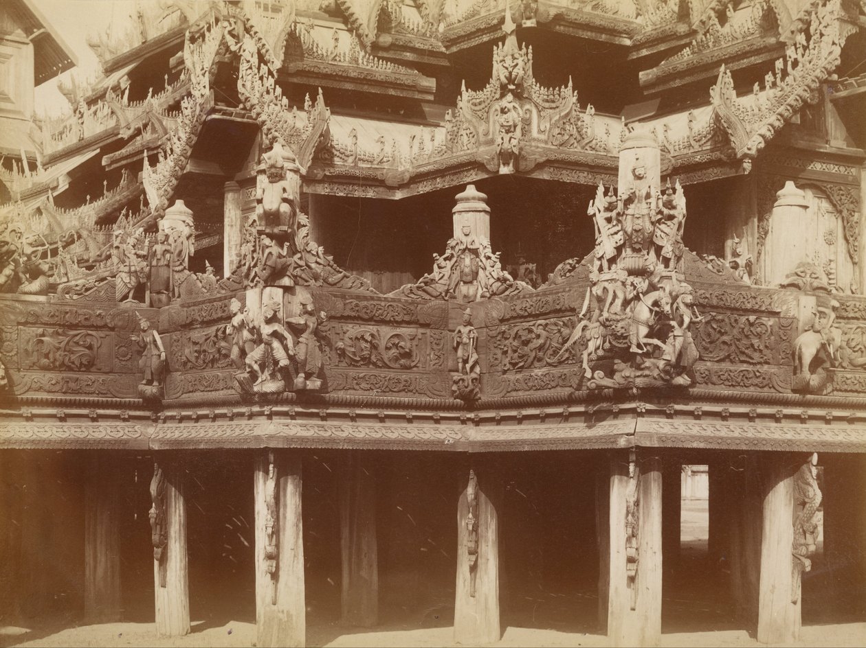 Tallado en el Balcón, Kyaung en Myingyan de Felice Beato