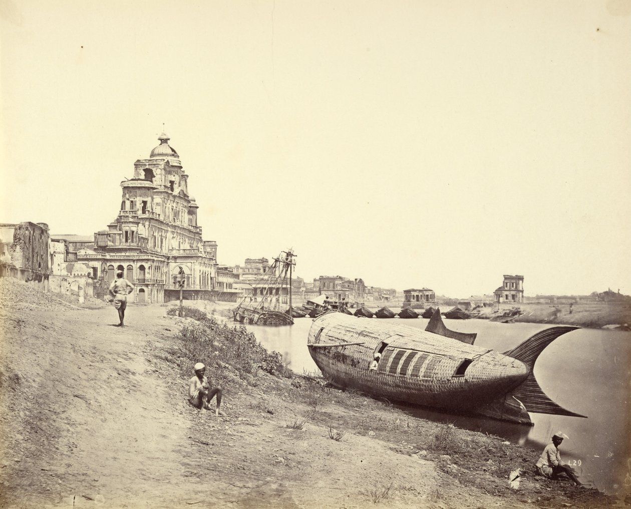 Palacio Chutter Manzil, con el Barco del Rey en Forma de Pez en el Río Gomti de Felice Beato