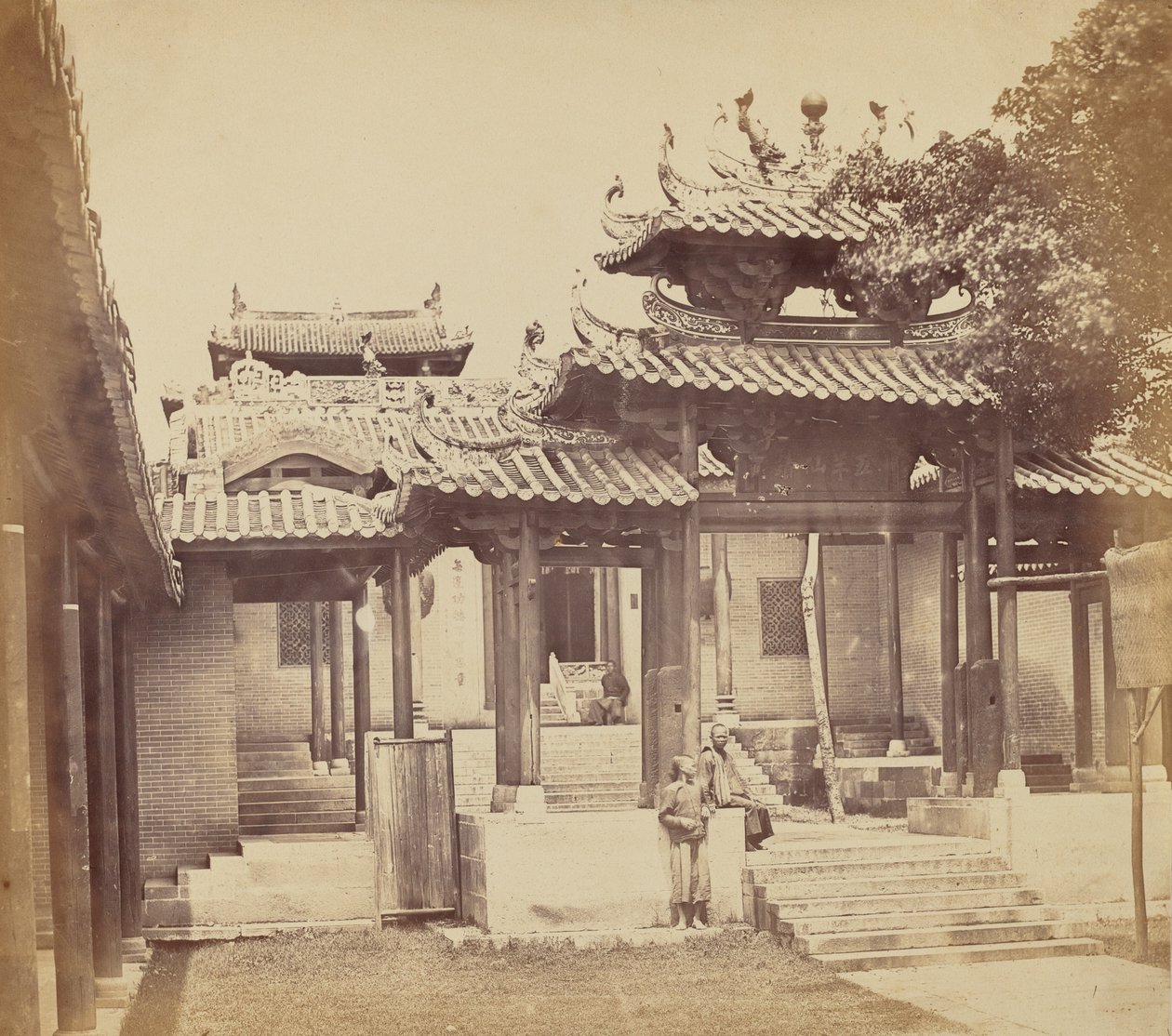 Entrada al Templo de los Cinco Genios, Cantón, Abril 1860 de Felice Beato