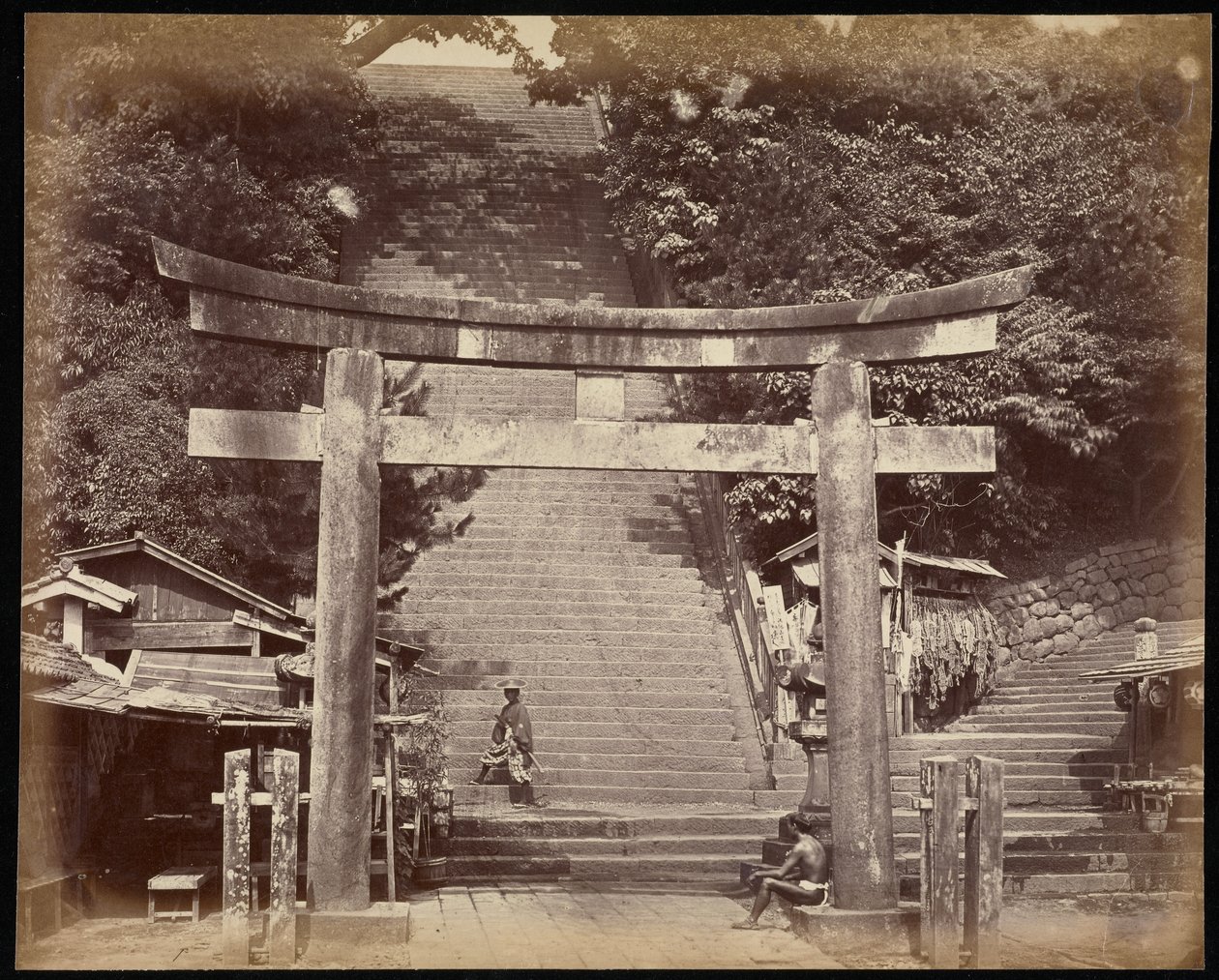 Entrada al santuario de Ataugo Yama, en Yedo de Felice Beato