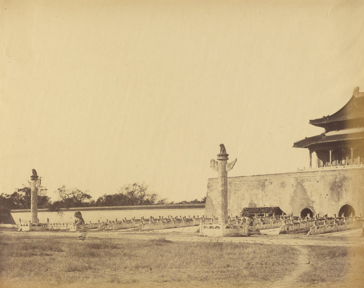 Entrada al Palacio de Invierno, Pekín, octubre de 1860 de Felice Beato
