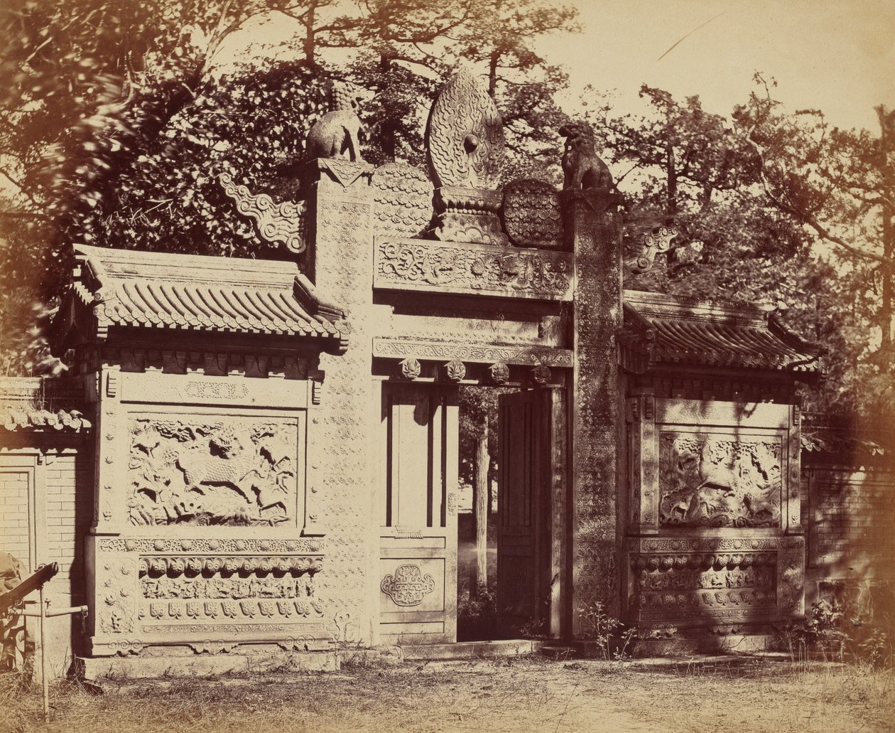 Exterior del depósito de tumbas cerca de Pekín, octubre de 1860 de Felice Beato