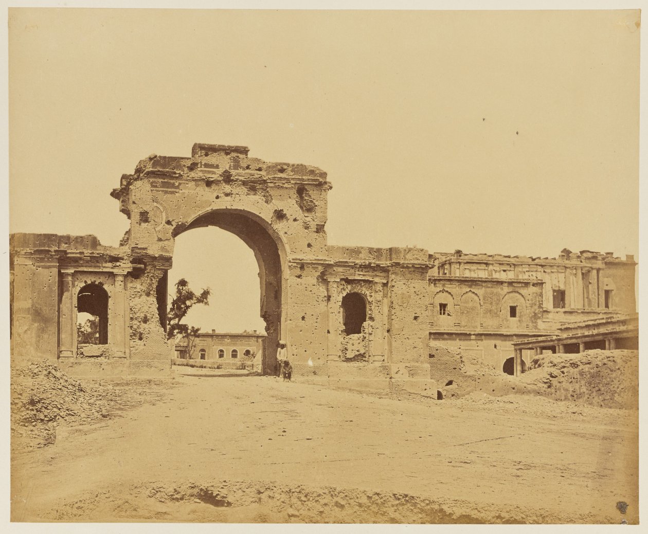 [Puerta que conduce a la Residencia, comúnmente la Puerta de la Guardia Bailee, en poder del Teniente-Coronel R.H.M. Aitken, de la 13ª Infantería Nativa de Bengala] de Felice Beato