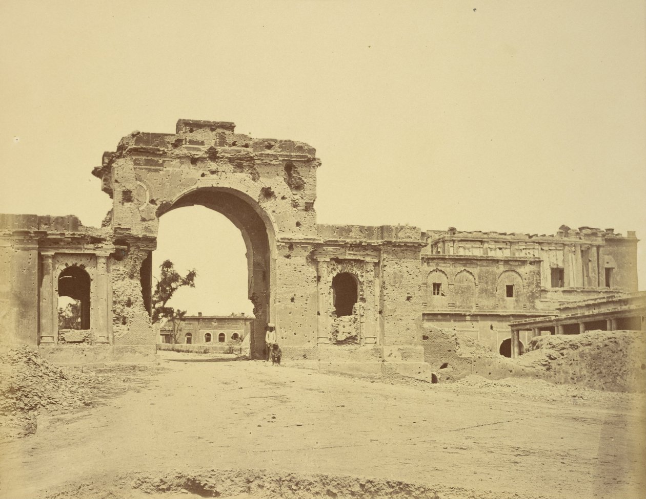 Puerta de entrada a la Residencia, comúnmente la Puerta de la Guardia Bailee, defendida por el Teniente Coronel R.H.M. Aitken, del 13º Bengal Native de Felice Beato