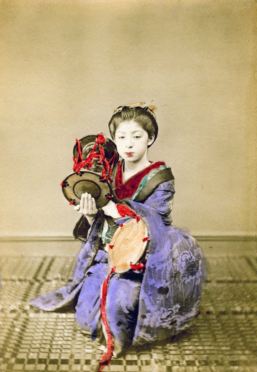 Geisha tocando el tsuzumi, Japón, 1882 de Felice Beato