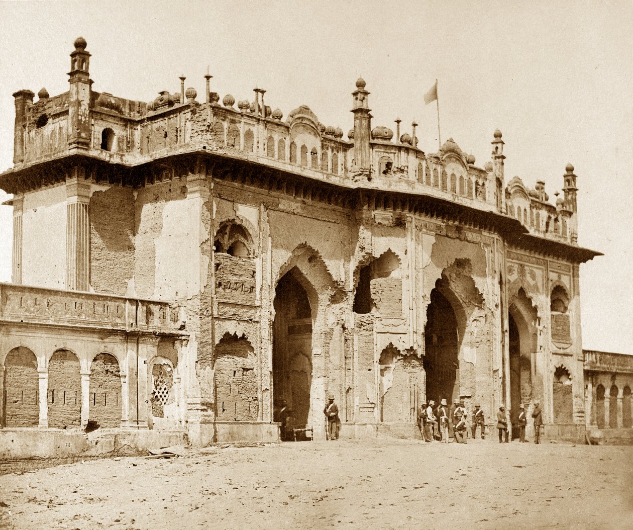 Entrada muy dañada a la iglesia de Imaumbarah de Felice Beato