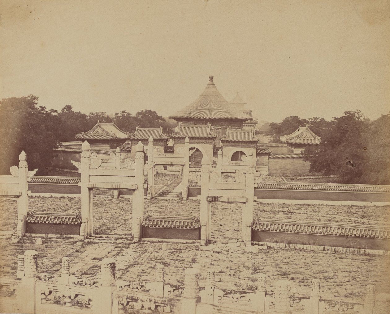 Interior y Arcos del Templo del Cielo Donde el Emperador Sacrifica Una Vez al Año, en la Ciudad China de Pekín, Octubre 1860 de Felice Beato