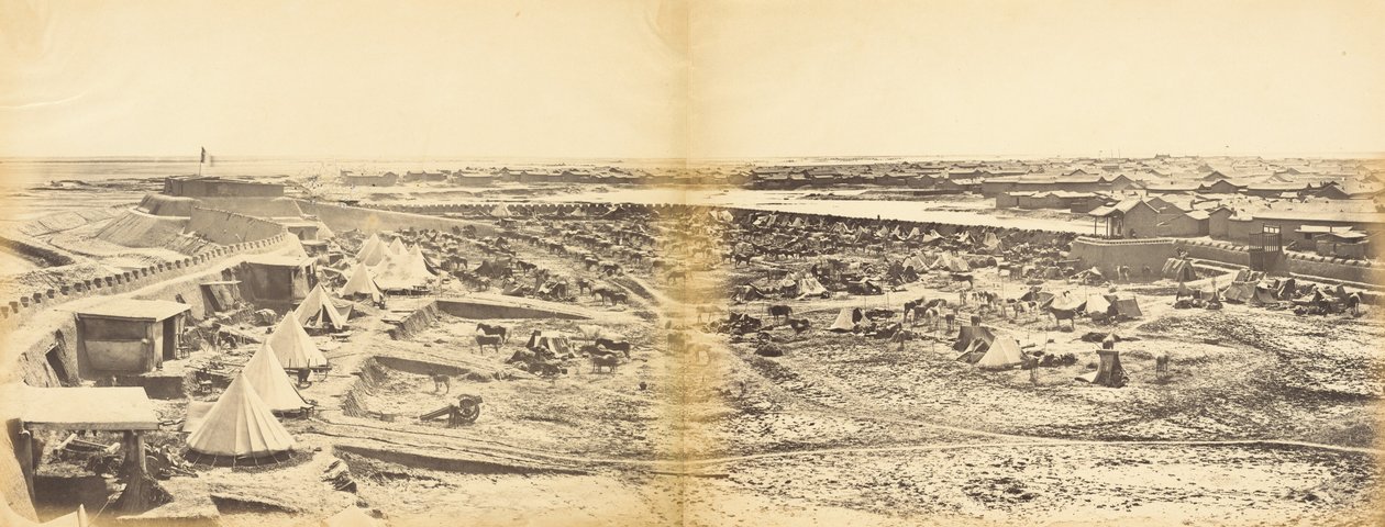 Interior del fuerte de Pehtang mostrando el caballo de Probyn, 1 de agosto de 1860 de Felice Beato