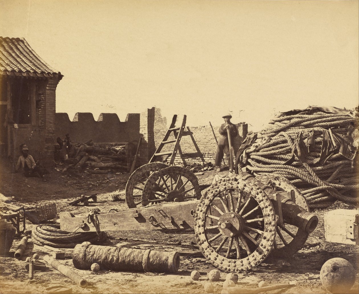 Interior de Pehtang mostrando el almacén y el cañón de madera, 1 de agosto de 1860 de Felice Beato