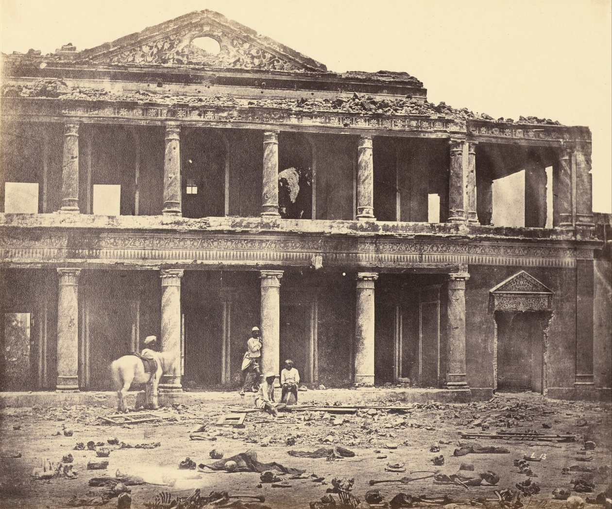 Interior de Secundra Bagh después de la masacre de Felice Beato
